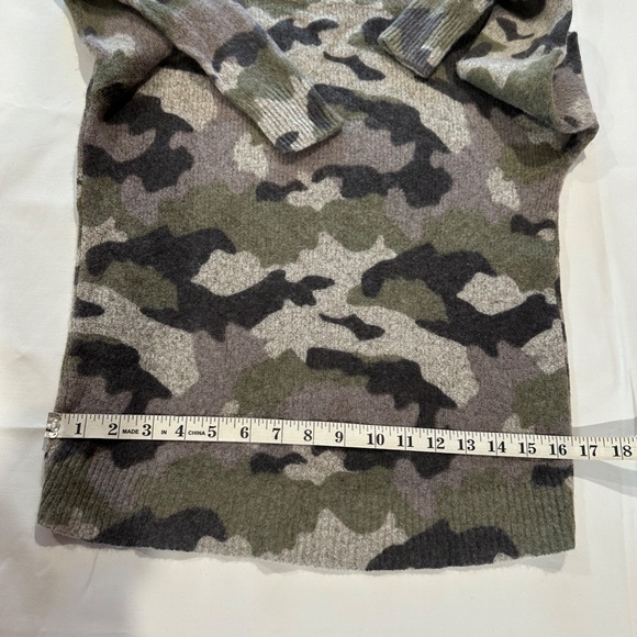 360 CASHMERE Green and Gray Camo Print Knit Sweater - Size XS. - Picture 15 of 15